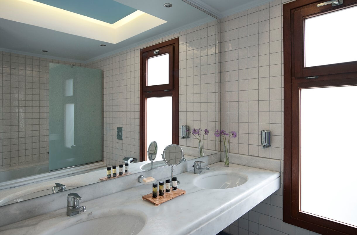 family_room_sea_view_bathroom